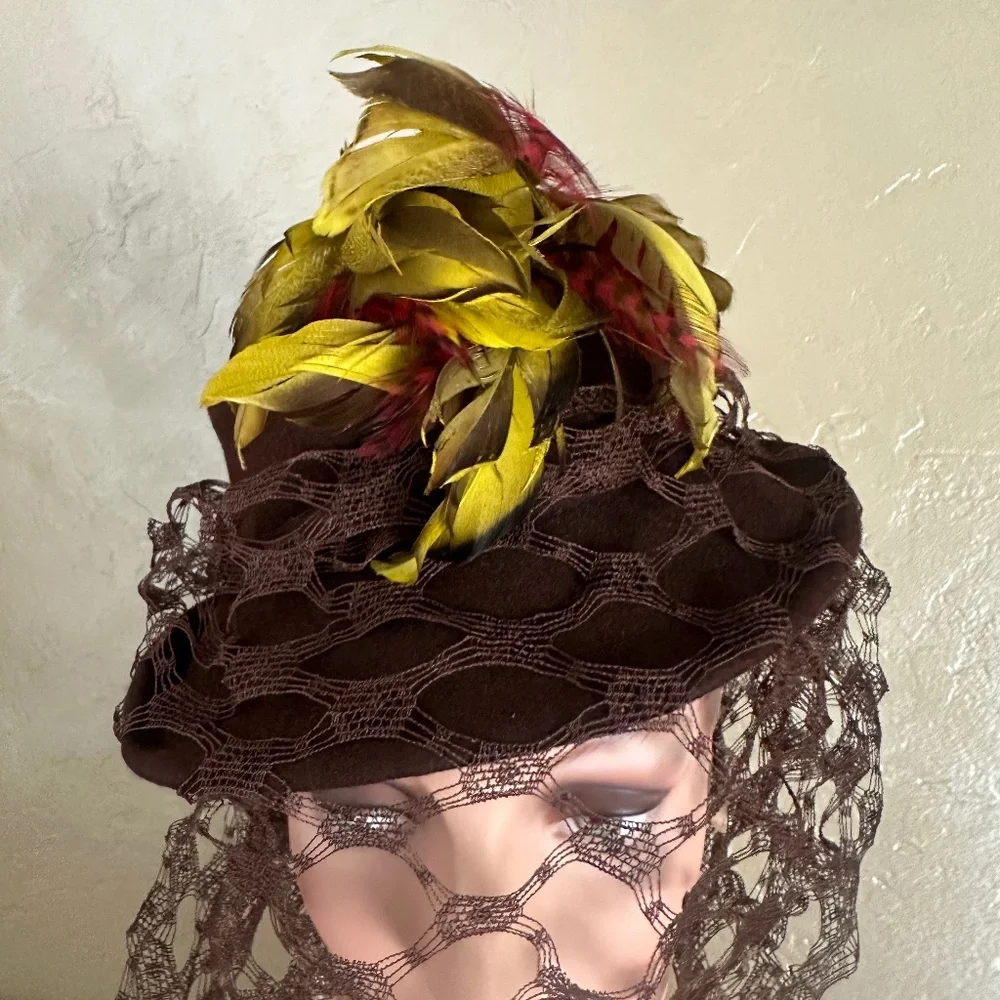 MESMERIZING 1940's BROWN FELT HAT. AMAZING FULL VEIL + YELLOW/BROWN/RED FEATHERS - Picture 4 of 14